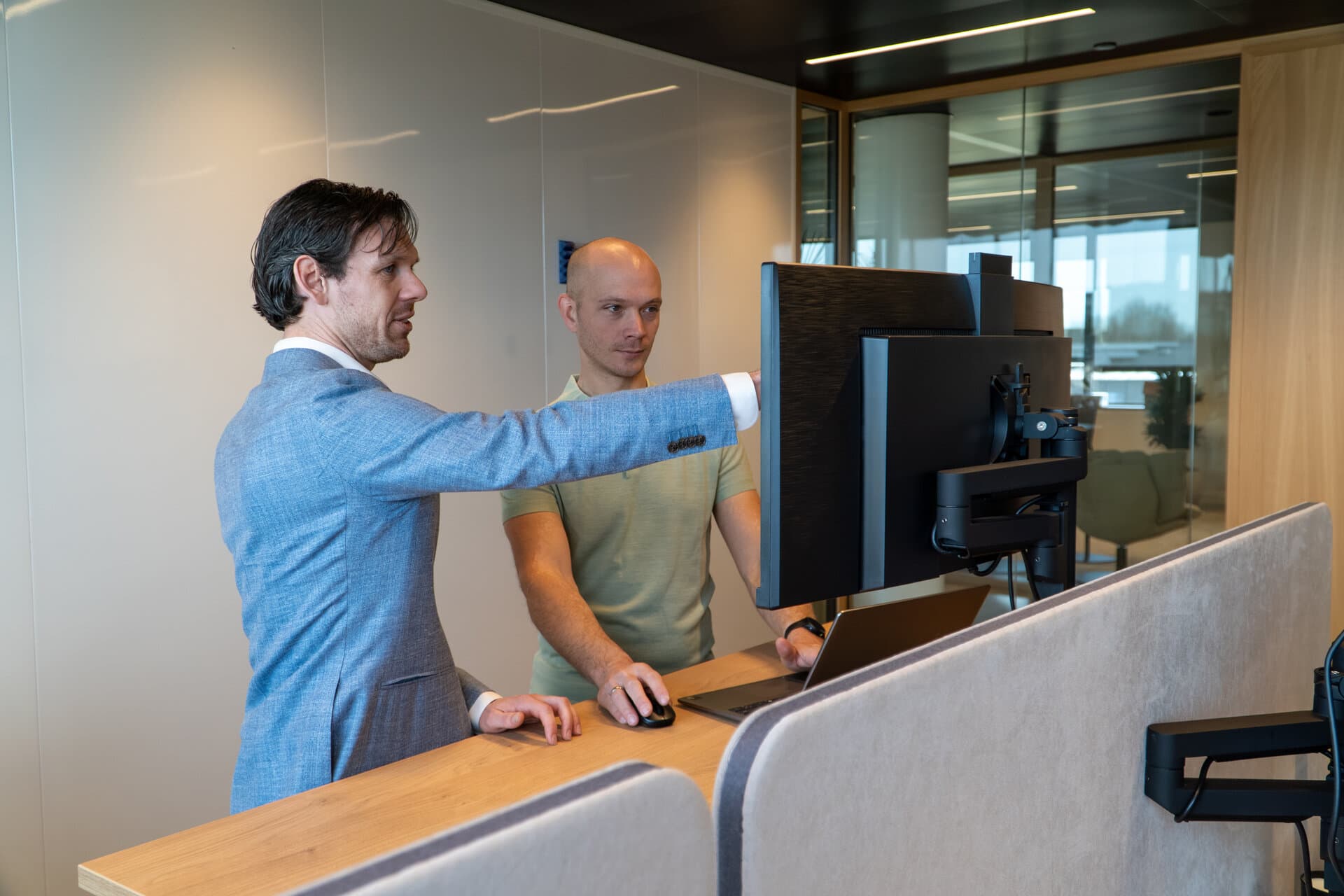 Covio consultant werkt aan AFAS-implementatie met dashboards en rapportages